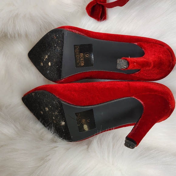 Red Velvet Heels with Optional Bows - Picture 9 of 12